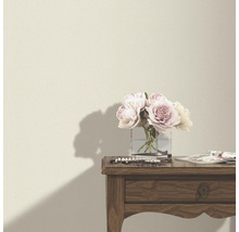 Decoratieve bloemen op een houten tafel voor een muur