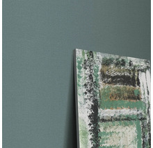 Close-up van een muur met een canvas en een abstract schilderij.