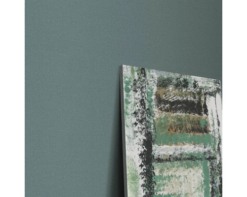 Close-up van een muur met een canvas en een abstract schilderij.