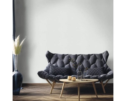 Woonkamer met bank, kussens en bijzettafel