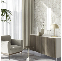 Woonkamer met fauteuil, gordijn, dressoir, spiegel en decoratief behang