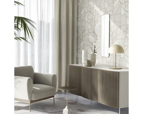 Woonkamer met fauteuil, gordijn, dressoir, spiegel en decoratief behang