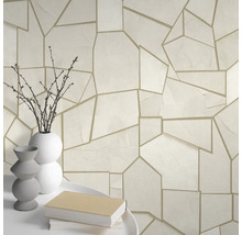 Decoratief behang met geometrisch patroon in een interieur met vazen en boeken.