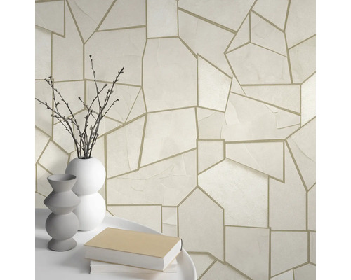 Decoratief behang met geometrisch patroon in een interieur met vazen en boeken.