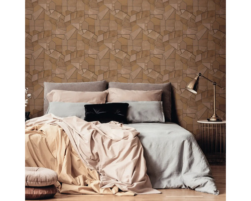 Slaapkamer met bed en geometrisch behang met steeneffect