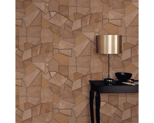 Wand met geometrisch patroonbehang en tafel met lamp