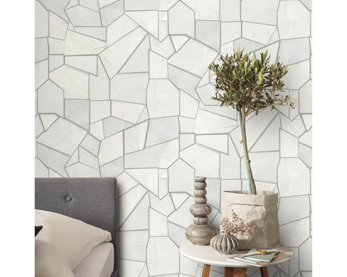 Wanddecoratie met geometrisch patroon, bed en decoratie op een tafel