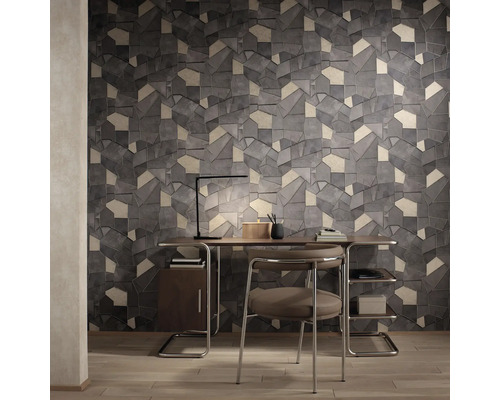 Moderne werkkamer met bureau, stoel en wandbekleding in steenmotief