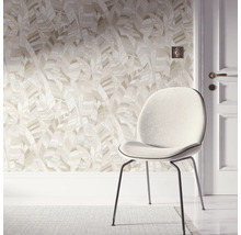 Decoratieve kamer met behang met bladmotief, stoel en deur