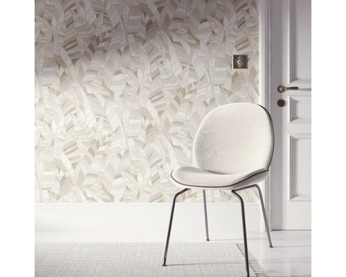 Decoratieve kamer met behang met bladmotief, stoel en deur