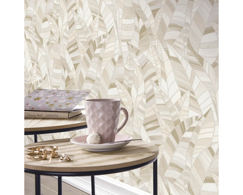 Behang met bladmotief achter twee bijzettafels.