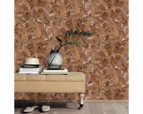 Interieur met behang met bladeren en een zitbank