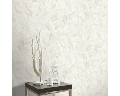 Kamerweergave met behang met bladmotief, tafel en decoraties.