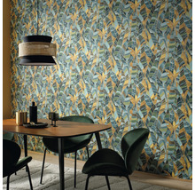 Eetkamer met eettafel, stoelen en behang met bladerpatroon