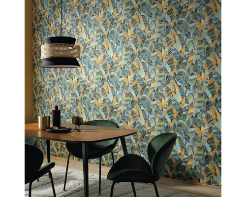 Eetkamer met eettafel, stoelen en behang met bladerpatroon