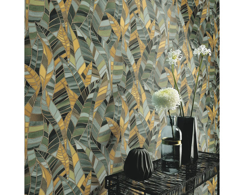 Behang met bladerpatroon en vazen op een tafel
