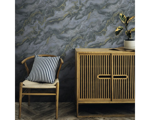 Decoratieve wandbekleding met marmeren behang, aangevuld met houten meubels en een stoel met kussen