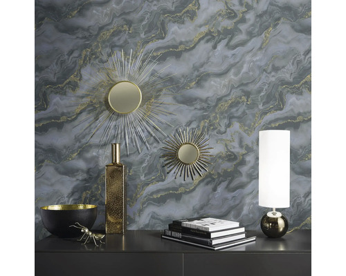 Decoratief interieur met spiegels, lamp, vaas en schaal op een dressoir voor een wand met patroon