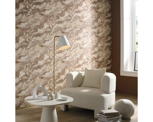 Woonkamer met patroonbehang, fauteuil, staande lamp en bijzettafel