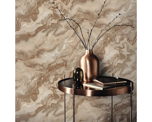 Decoratief behang met marmerpatroon en tafelarrangement met vaas