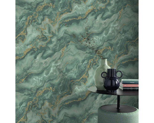 Decoratieve wand met marmerpatroon en gouden accenten, aangevuld met bijzettafel en vazen