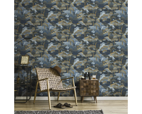 Kamerweergave met patroonbehang, fauteuil en bijzettafel