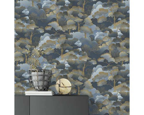 Behang met boommotief op een donker dressoir