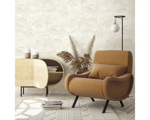 Woonkamer met behang met patroon, fauteuil en dressoir