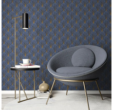 Woonkamer met fauteuil, vloerlamp en behang met waaierpatroon