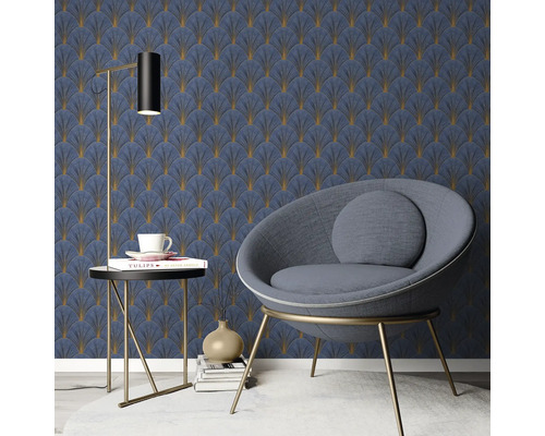 Woonkamer met fauteuil, vloerlamp en behang met waaierpatroon