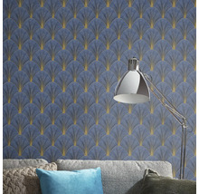 Woonkamer met blauw-gouden waaierpatroonbehang, vloerlamp en bank