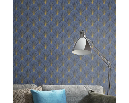 Woonkamer met blauw-gouden waaierpatroonbehang, vloerlamp en bank