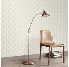 Een kamer met een vloerlamp, een stoel en een behang met motief.