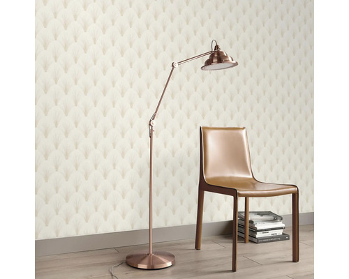 Een kamer met een vloerlamp, een stoel en een behang met motief.