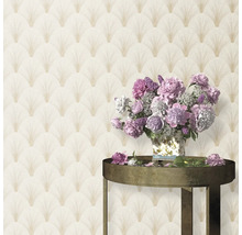Behang met waaierpatroon, tafel met bloemstuk