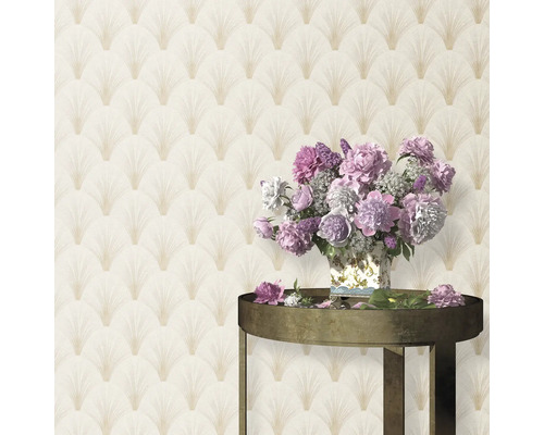 Behang met waaierpatroon, tafel met bloemstuk