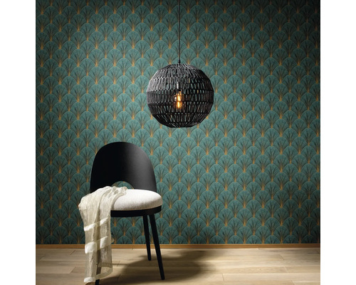 Kamer met patroonbehang, stoel en hanglamp