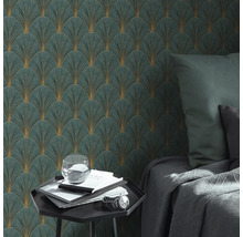 Kamerweergave met behang met Art Deco-patroon, nachtkastje en bed