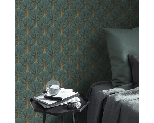 Kamerweergave met behang met Art Deco-patroon, nachtkastje en bed