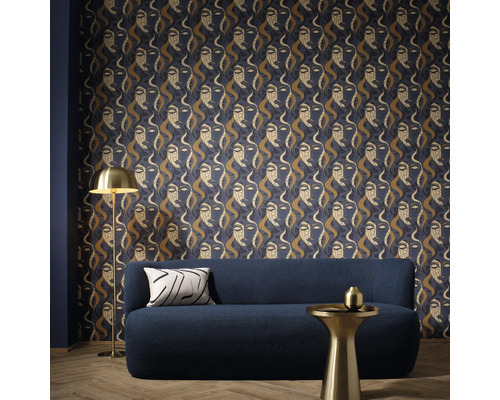 Woonkamer met patroonbehang, bank, staande lamp en bijzettafel