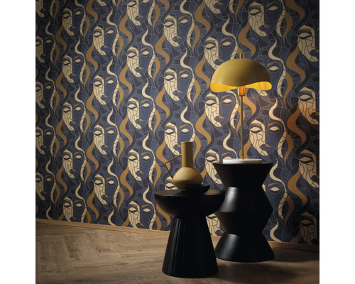 Decoratief behang met vrouwengezichten, tafellamp en twee krukken in de kamer.