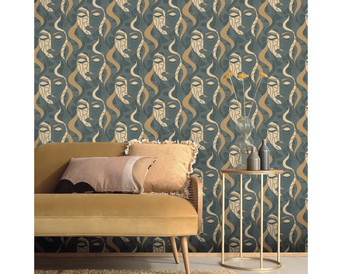 Scène met een bank en een bijzettafel tegen een muur met een patroonbehang