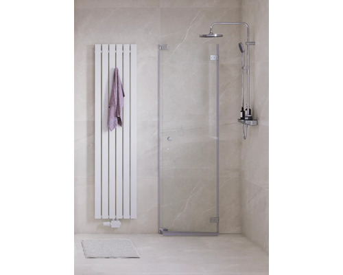 Badkamer met douchecabine, handdoekradiator en handdoek