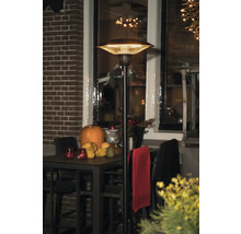 Staande terrasverwarmer naast een tafel met pompoenen en decoraties buitenshuis.