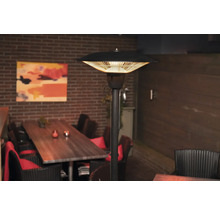 Terrasverwarmer in een zithoek buiten met tafel en stoelen