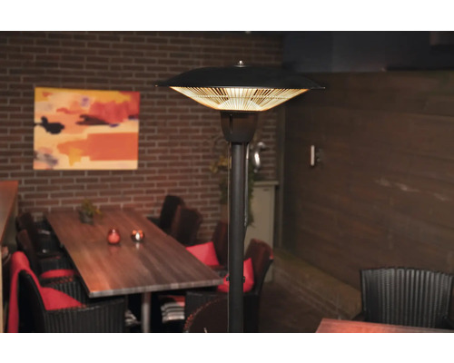 Terrasverwarmer in een zithoek buiten met tafel en stoelen