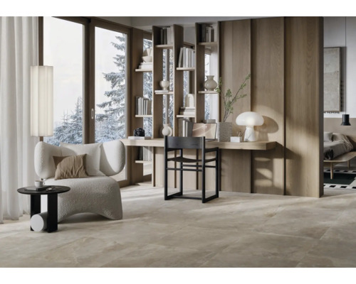 Lichte woonkamer met fauteuil, bijzettafel en planken aan een bureau
