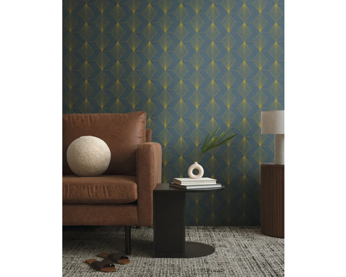 Woonkamer met bruine leren bank, bijzettafel en behang met motief