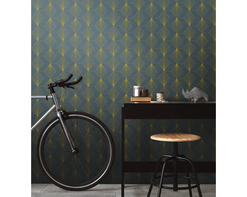 Woonkamer met grafisch behang, fiets en barkruk