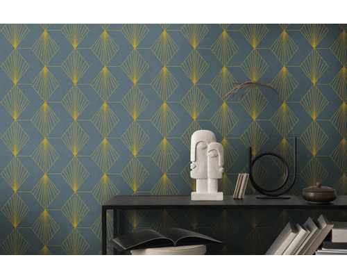 Interieurontwerp met behang met patroon, plank en decoratie